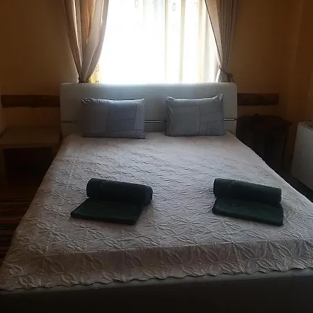 Къща за гости там край реката Slivek