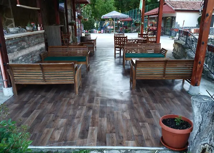 там край реката *