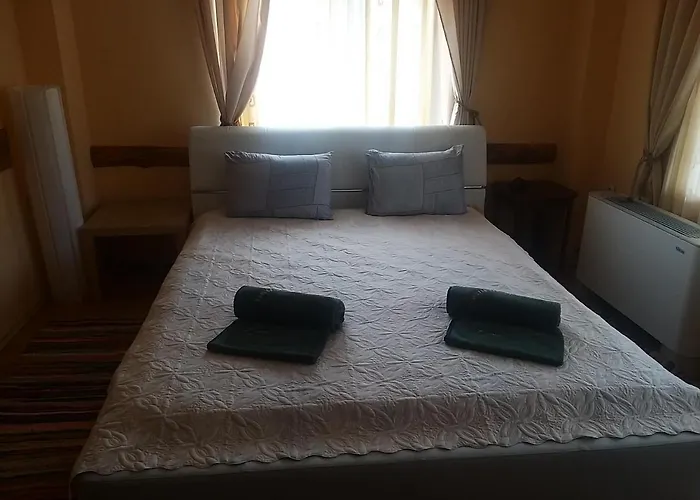 Къща за гости там край реката Slivek